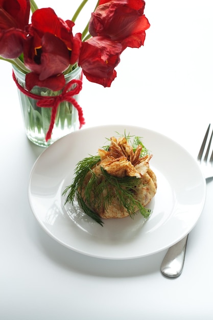 Kolacja przy świecach, talerz z daniem